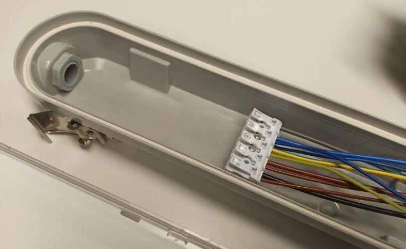 Second luster terminal for the throughwiring